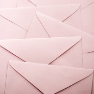 Конверт из дизайнерского картона розовый с перламутром С4 (120г/м2) 229х324 мм, треугольный клапан-3