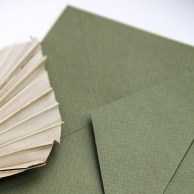 Конверт из дизайнерского картона хаки С5 (95 г/м2) с треугольным клапаном-2