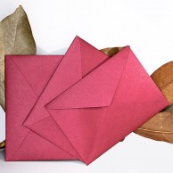 Конверт из дизайнерского картона бордовый с перламутром C6 (120г/м2) с треугольным клапаном-1